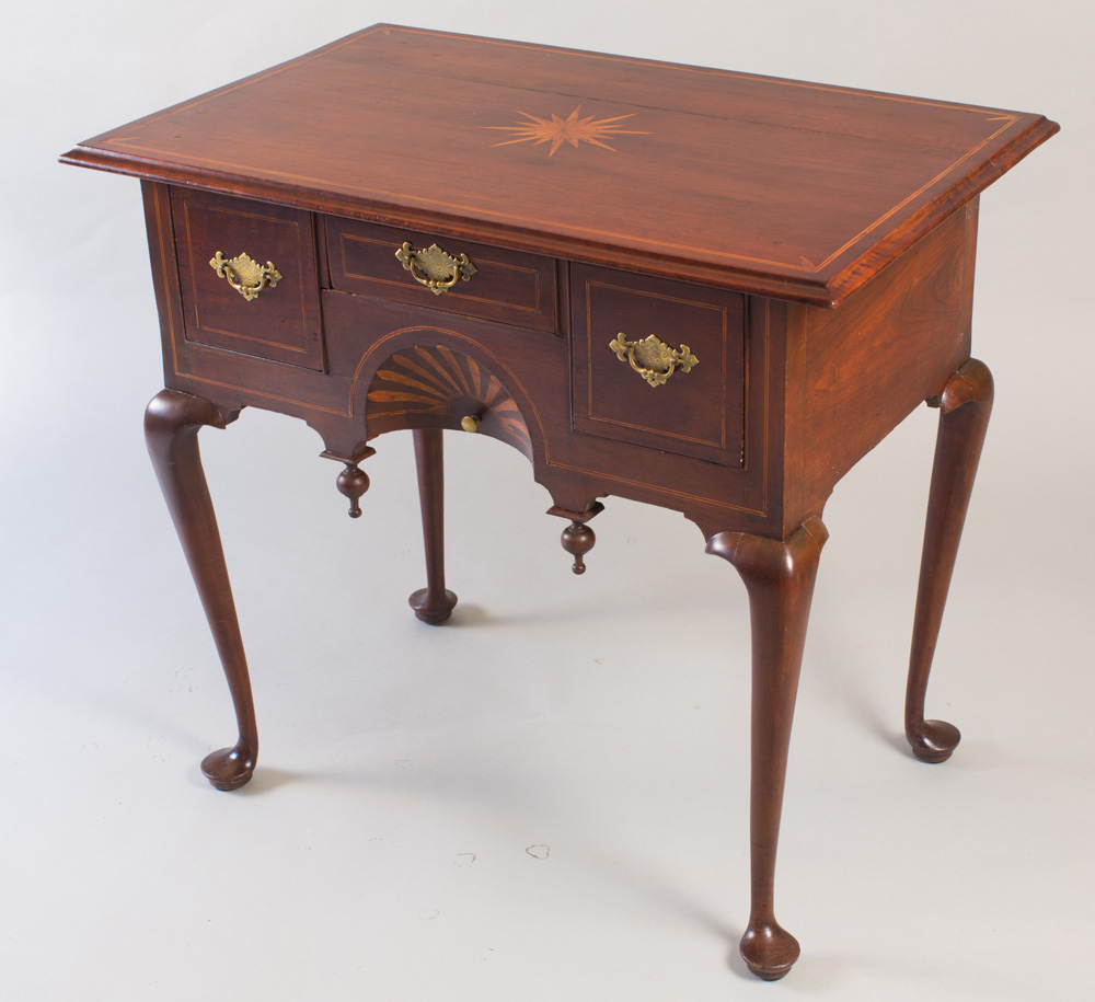 An exceptional Queen Anne dressing table made of walnut